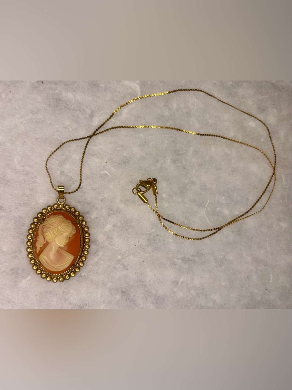 Vintage Cameo Pendant Necklace (1968-72)